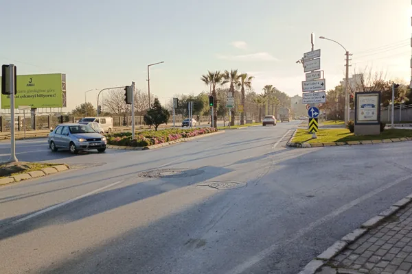 Narlıdere'de Mithatpaşa Caddesi boyunca yerleşim