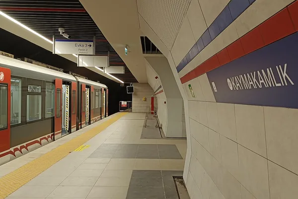 Narlıdere Kaymakamlık istasyonunda peron ve metro treni