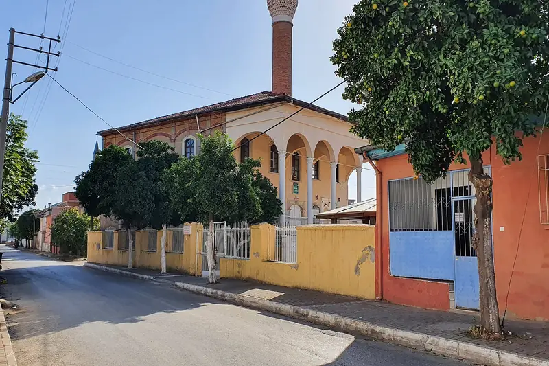 Nazilli'nin eski mahallesinde tarihi bir caminin minaresi ve sokak dokusu