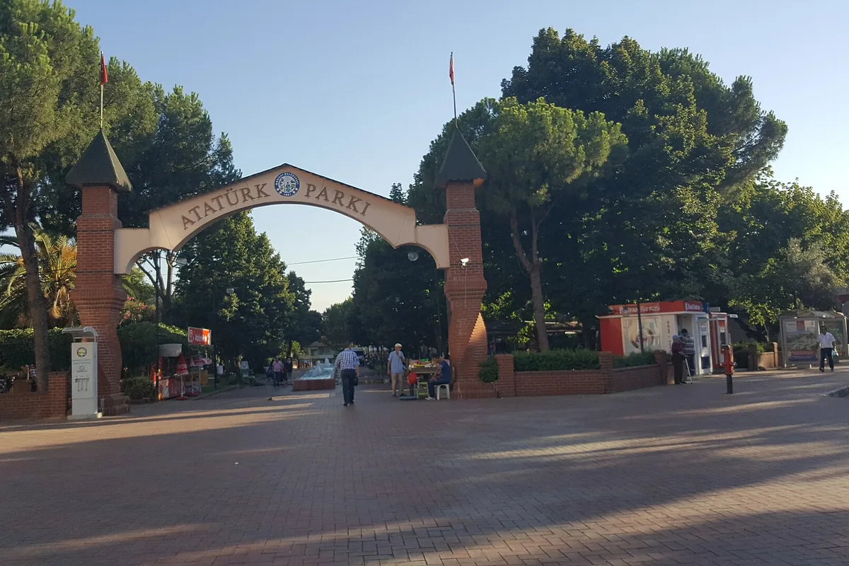 Nazilli Atatürk Parkı'nın tarihi taş kemerli girişi