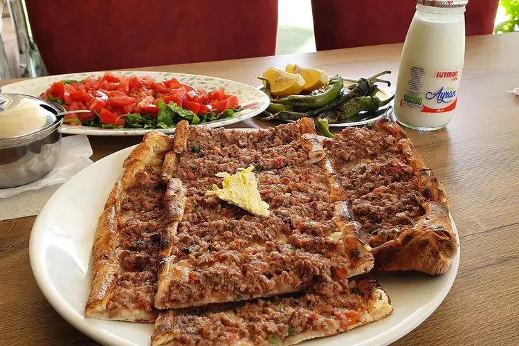 Nazilli'nin kıymalı pidesi, salata ve ayranla servis edilmiş