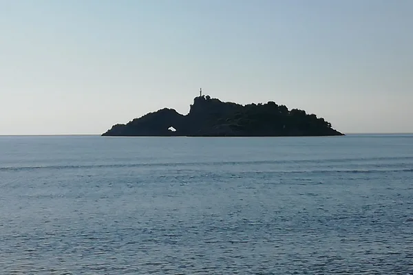 İztuzu Plajı'ndan görünen Delikada adası