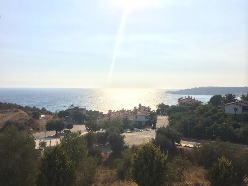 Özdere kıyısında koy ve deniz manzarası