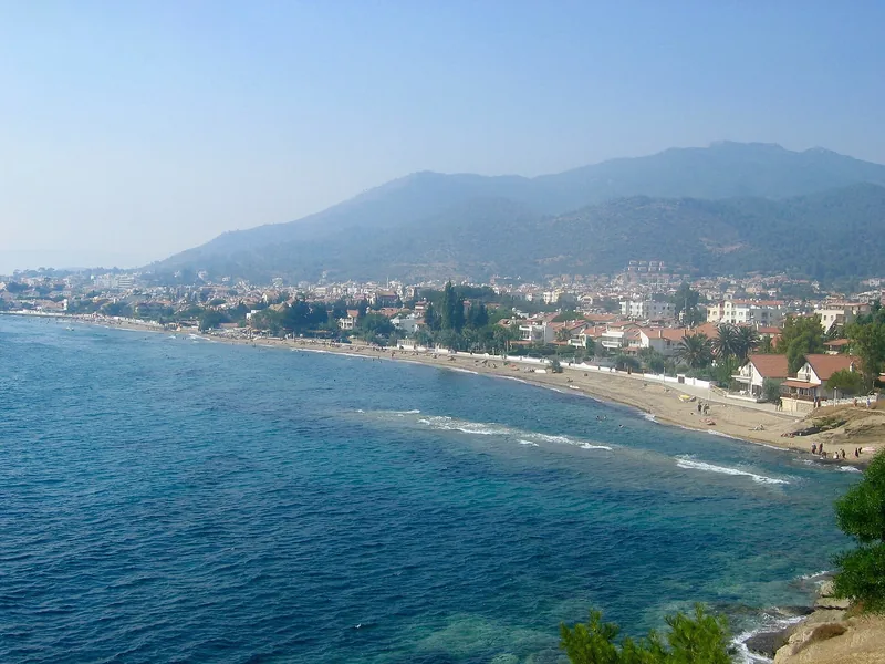 Özdere merkezinde kıyı şeridi ve yerleşim