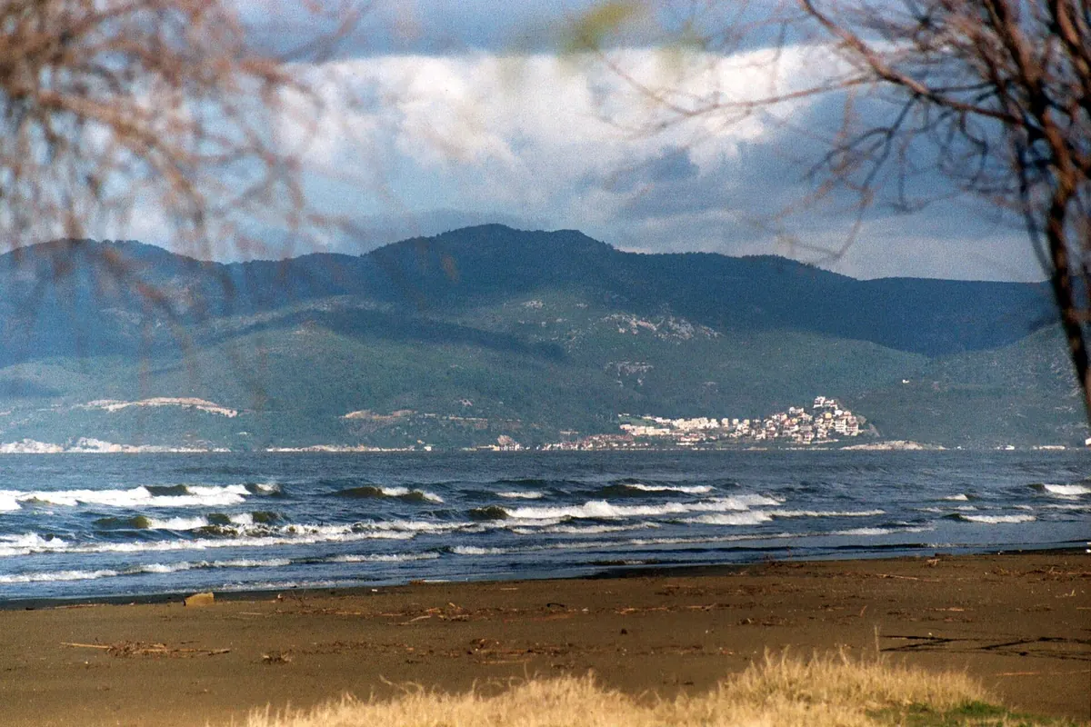 Pamucak plajı ve körfezin karşı yakasındaki dağ sırtı
