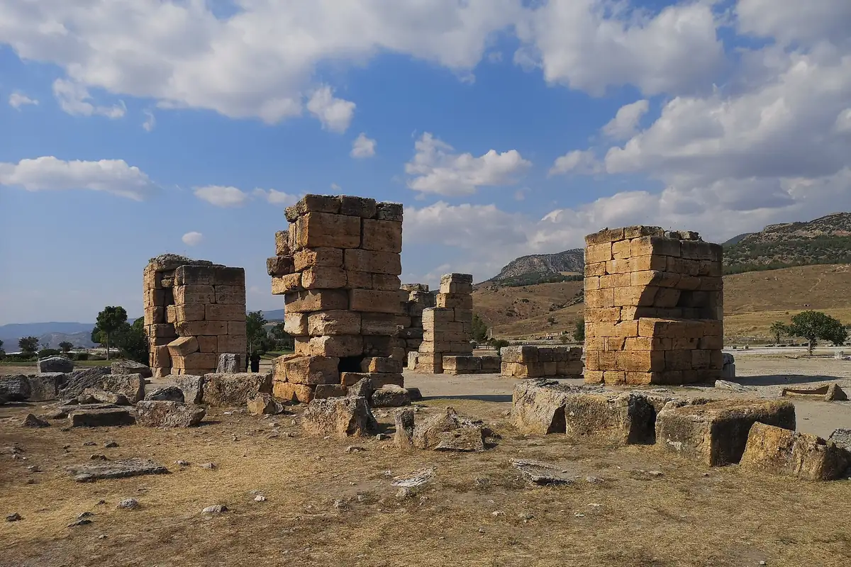 Hierapolis Antik Kenti'nde sütun kalıntıları ve açık gökyüzü