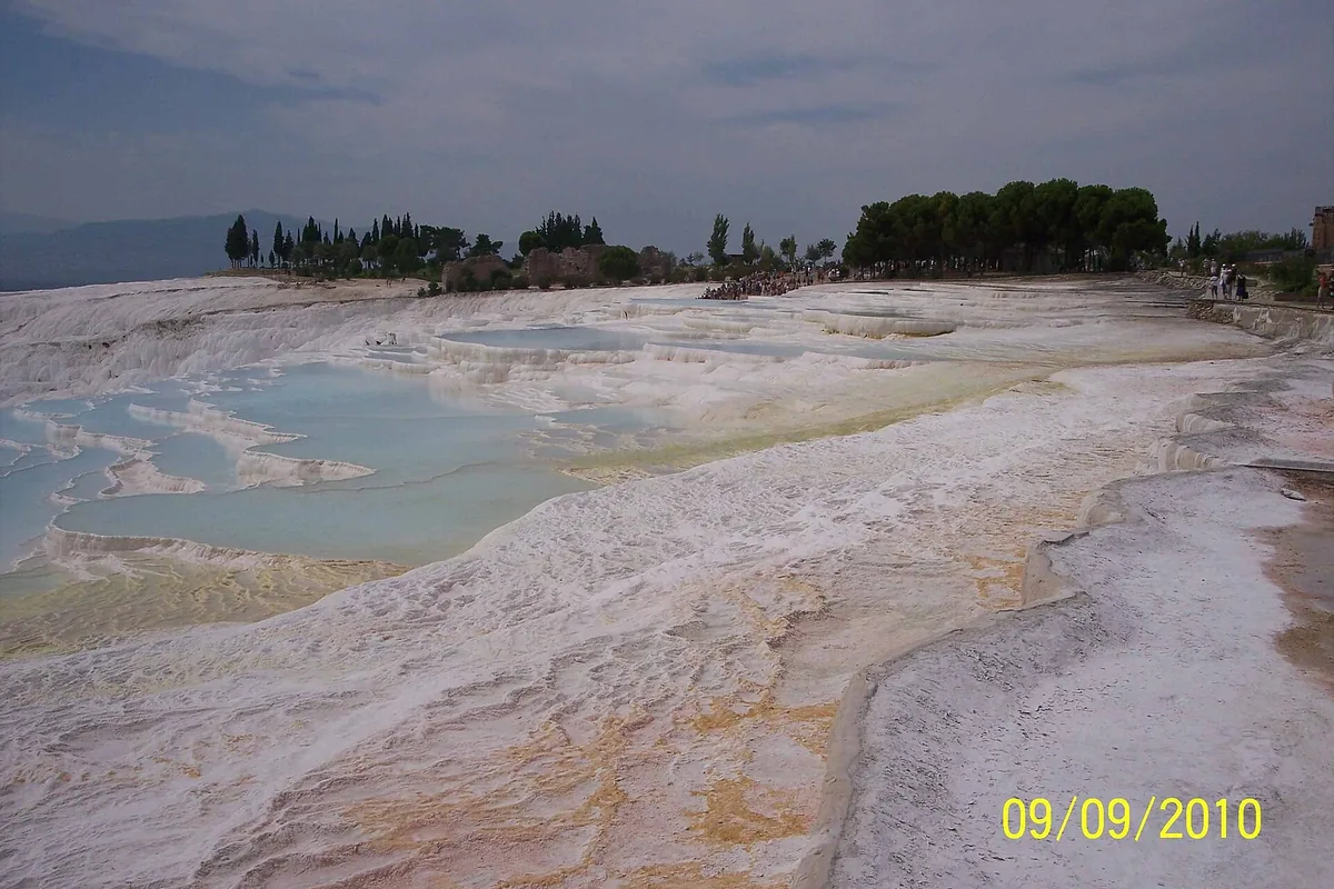 Pamukkale travertenlerinin pamuk görünümlü katmanlarına yakın çekim