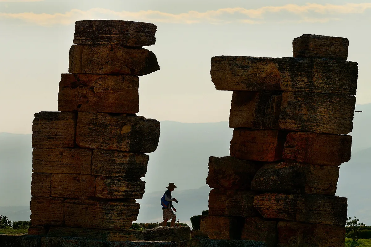 Hierapolis Antik Kenti kalıntıları ve arka planda Pamukkale travertenleri