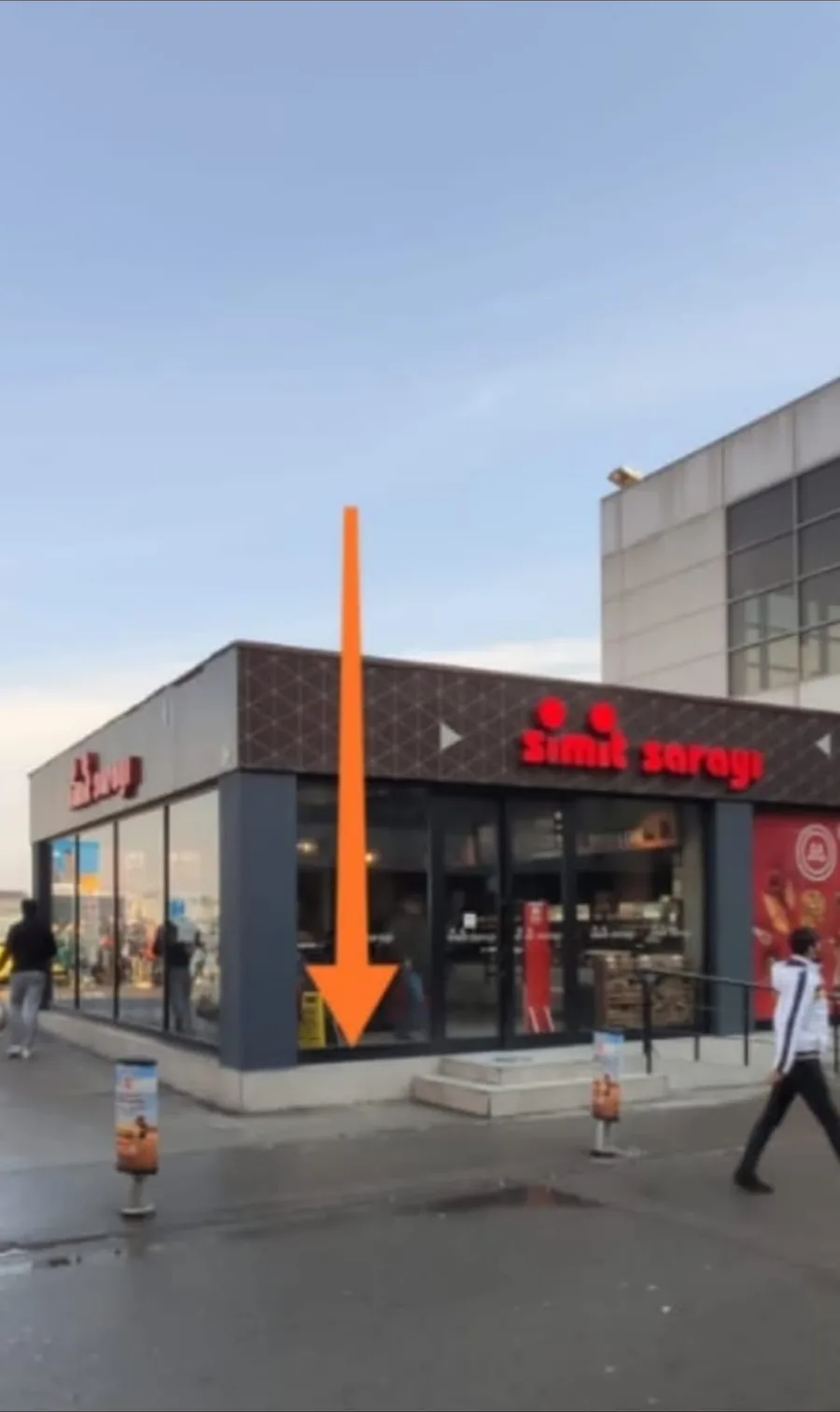Sabiha Gökçen Havalimanı çıkışındaki Simit Sarayı şubesi, turuncu ok buluşma noktasını gösteriyor