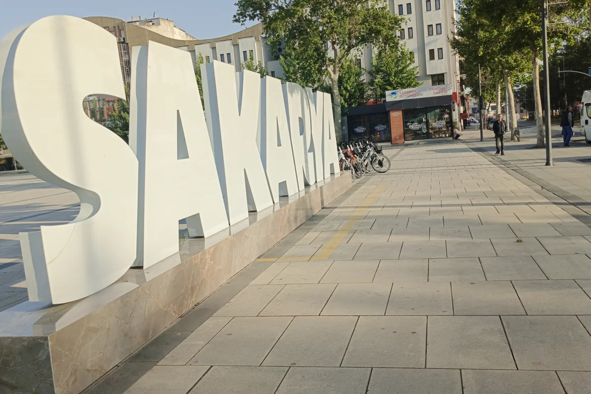 Adapazarı şehir merkezinde yaya caddesi ve kaldırımdaki SAKARYA harfleri