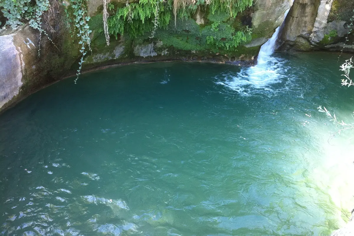 Adala Kanyonu'nda Gediz (Hermos) Nehri'nin oluşturduğu turkuaz doğal havuz ve küçük şelale, Salihli