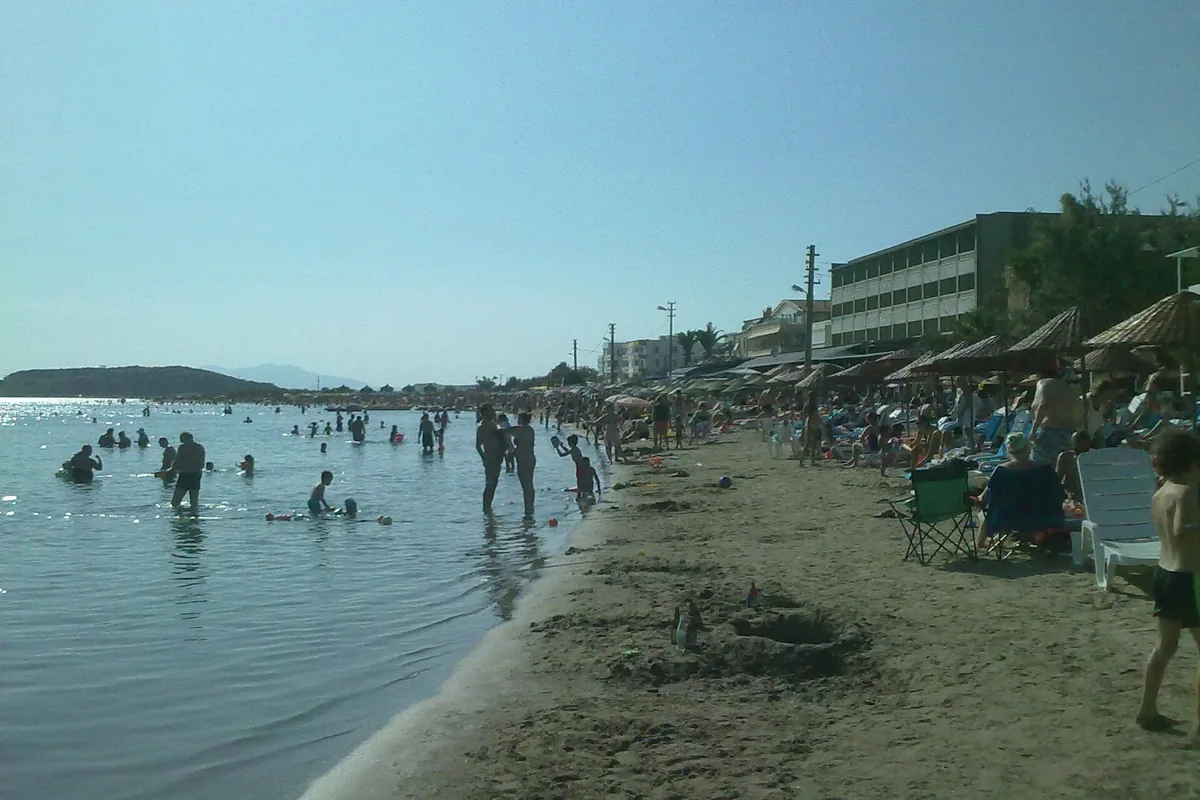 Badavut koyunda sakin plaj ve berrak deniz