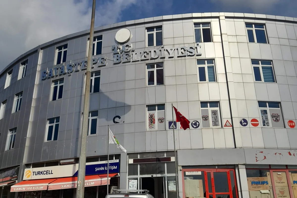 Savaştepe Belediyesi binasının önünde Türk bayrağı