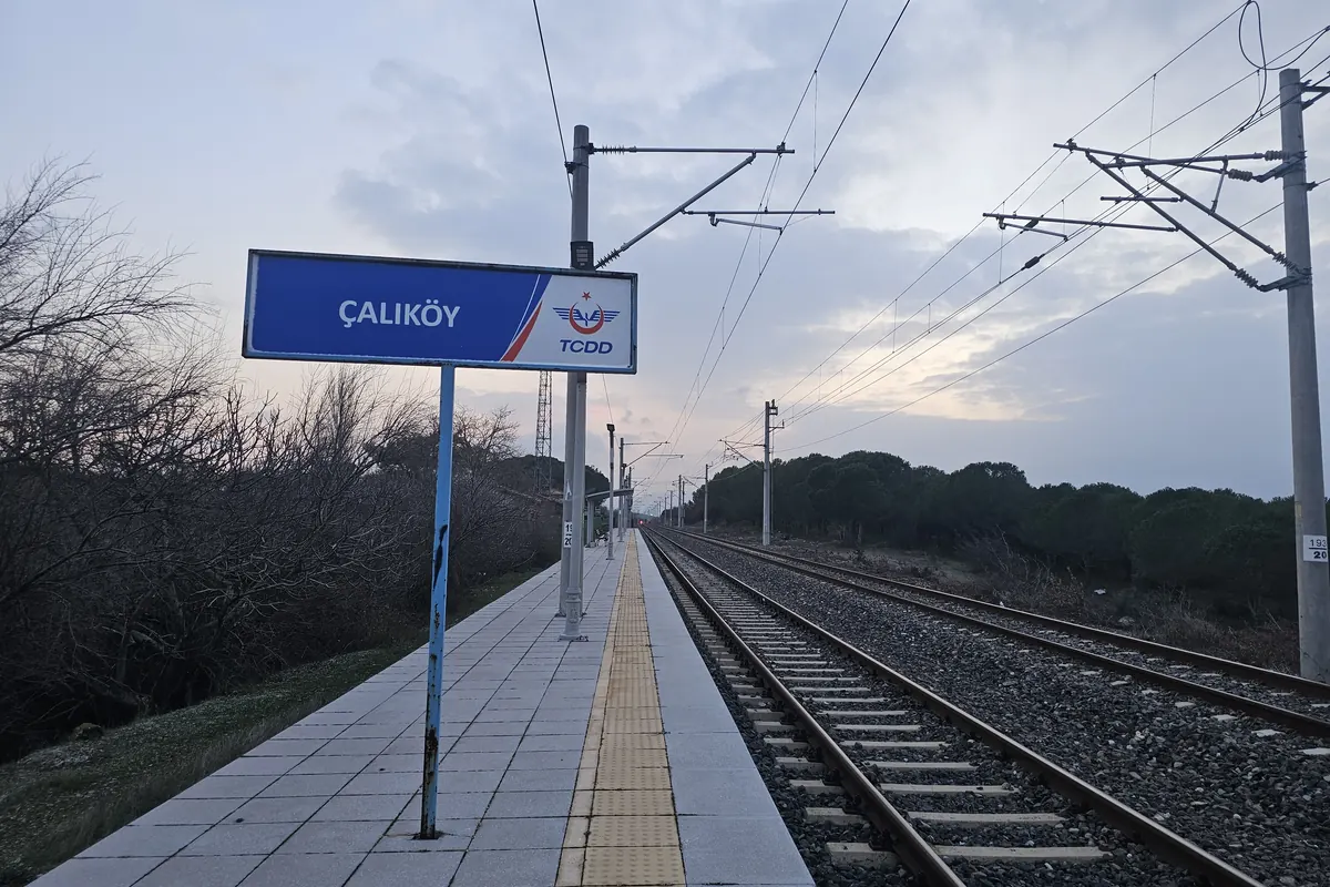 Savaştepe'ye bağlı Çalıköy'deki TCDD istasyon platformu ve rayları, alacakaranlıkta