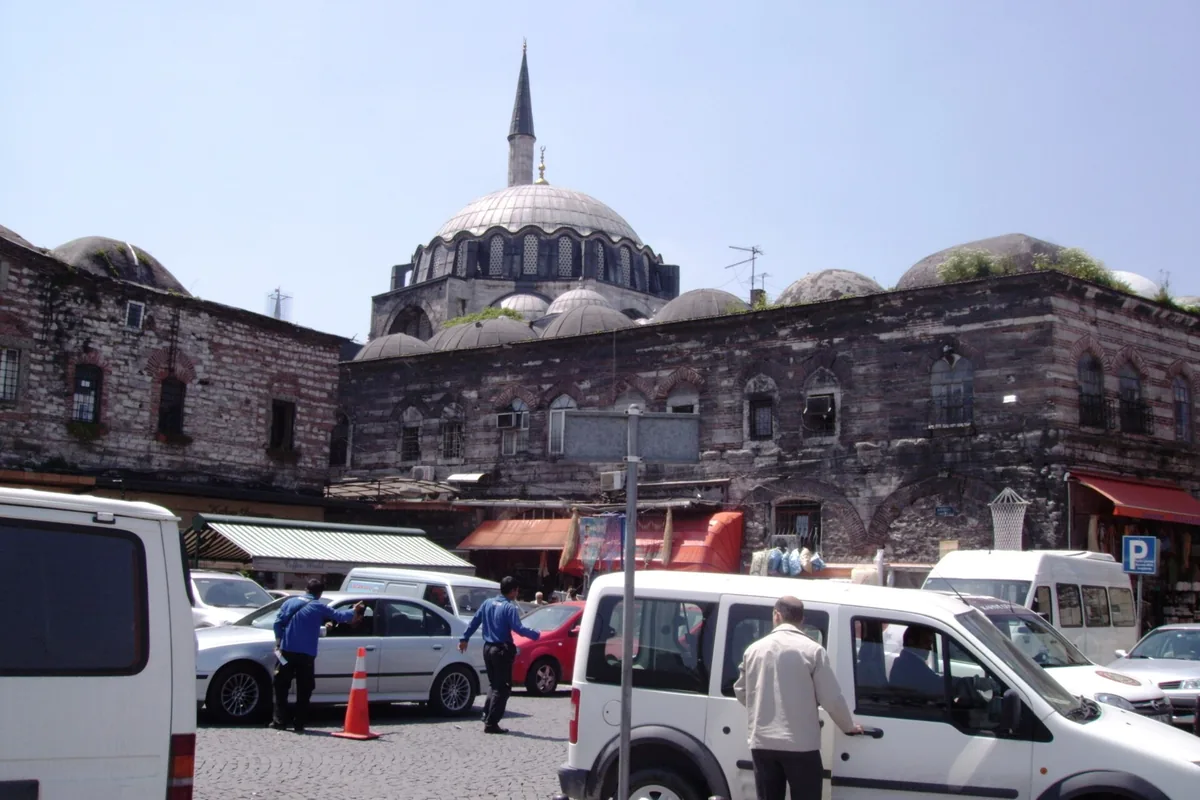 Eminönü, Fatih'te cami ve meydan görünümü