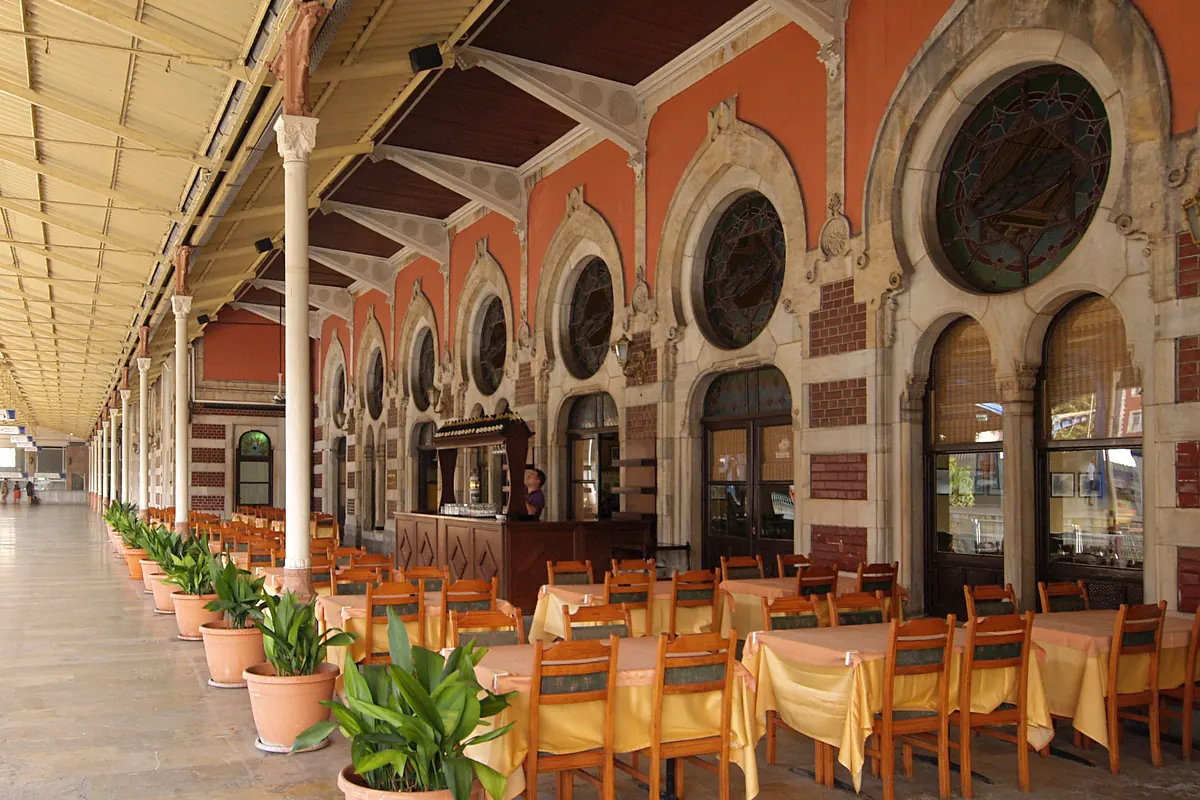 Sirkeci Garı'nda peron ve kafe alanı