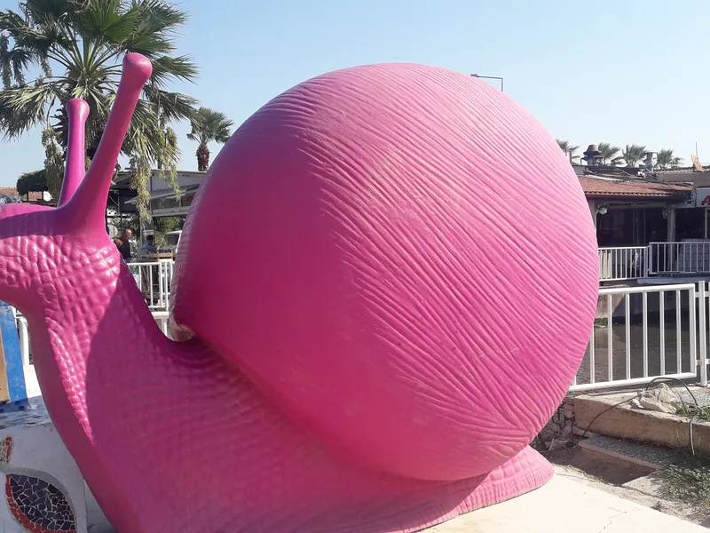 Sığacık'ta Cittaslow simgesi pembe salyangoz heykeli