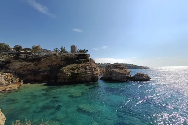 Seferihisar kıyısında kayalık koy ve turkuaz deniz