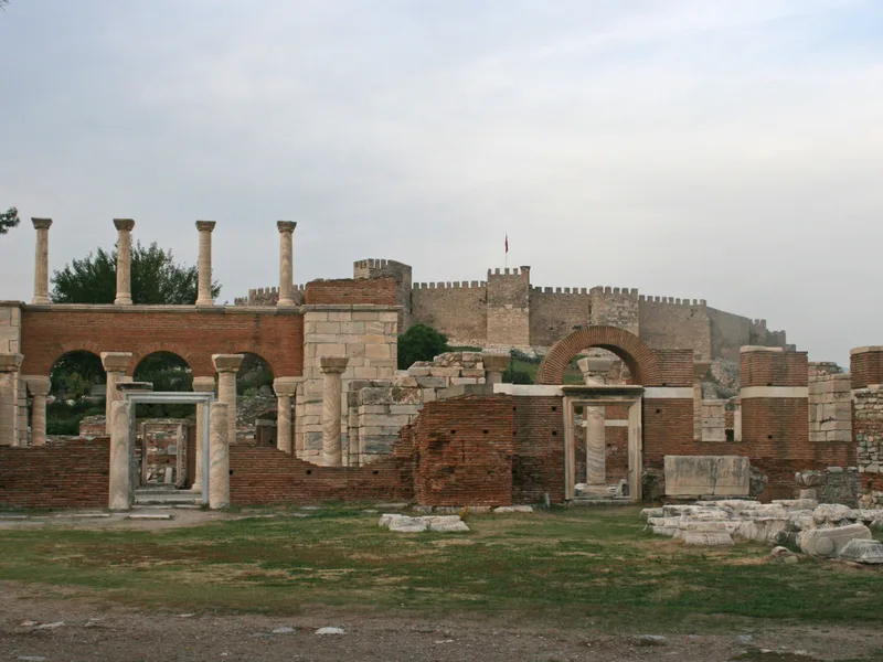 St. Jean Bazilikası kalıntıları ve arkada Ayasuluk Kalesi
