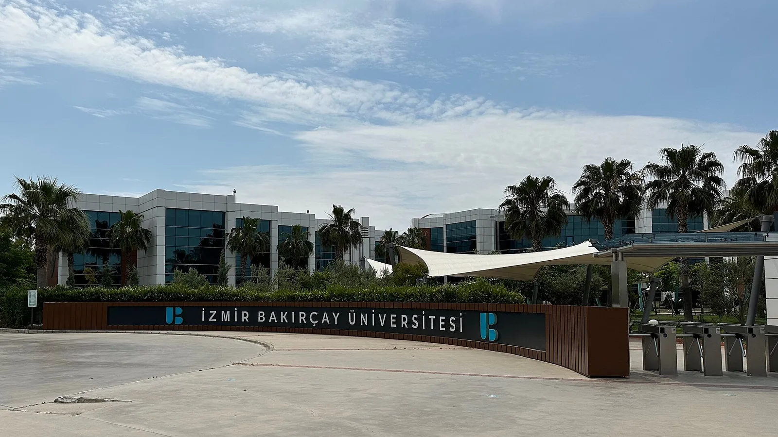 İzmir Bakırçay Üniversitesi kampüs binası ve girişi
