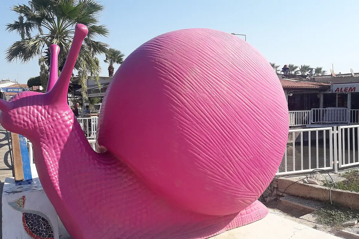 Sığacık'ta Cittaslow sembolü olan pembe salyangoz heykeli