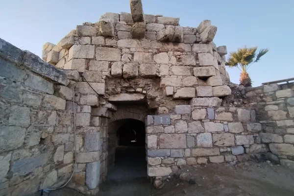 Sığacık Kalesi kapısı ve taş surlar