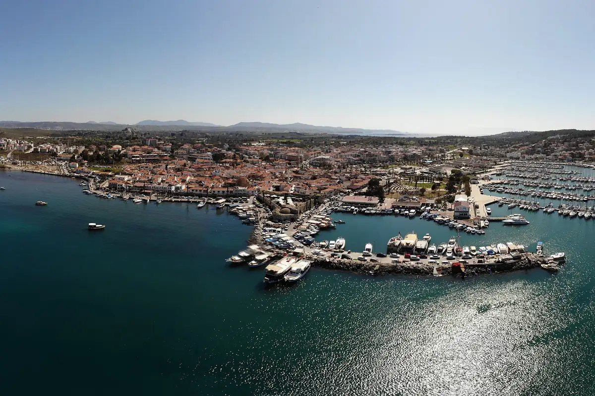 Sığacık koyunda liman, Teos Marina ve kale çevresi havadan