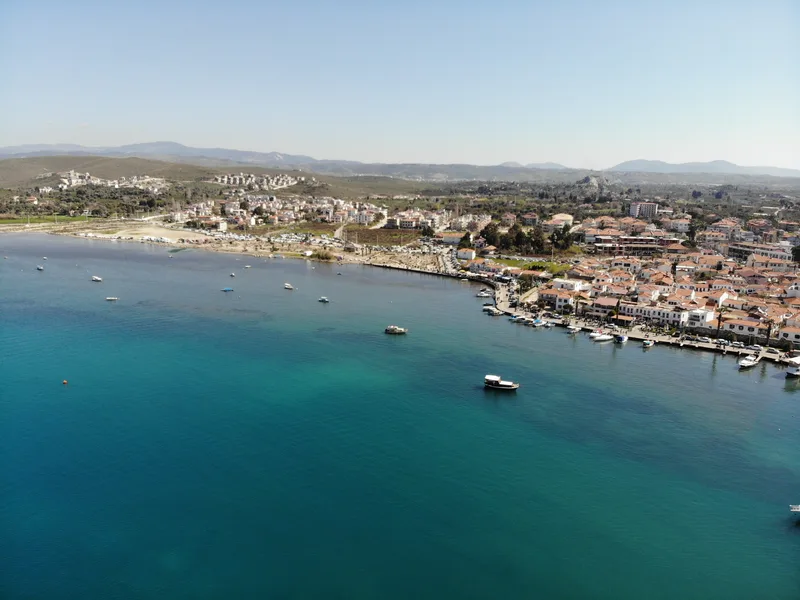 Sığacık koyunda turkuaz deniz ve kıyı yerleşimi