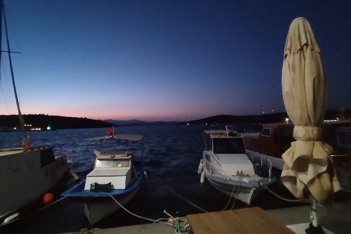 Sığacık limanında akşam saatinde balıkçı tekneleri ve iskele