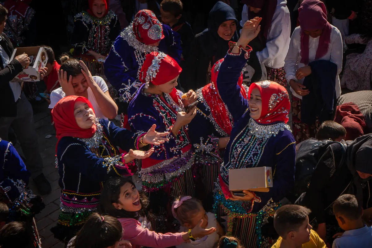Sındırgı'da geleneksel Yörük düğün kıyafetleriyle kadınların çerez atma ritüeli