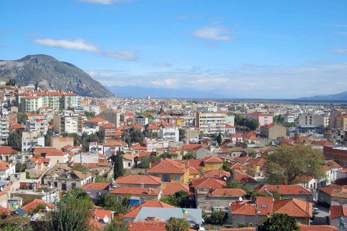 Söke merkezinin kırmızı kiremitli çatılarla kaplı genel görünümü