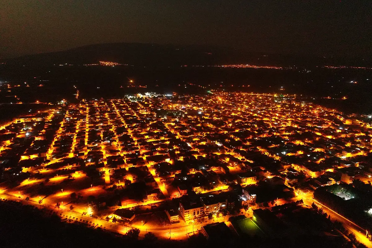 Atça'nın gece ışıklarıyla belirginleşen ışınsal sokak düzeni, havadan