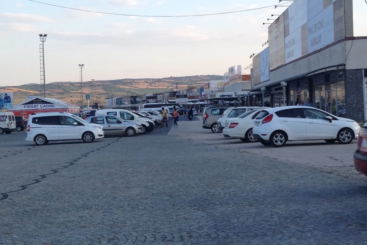 Susurluk'un Aziziye Mahallesi'nde, Susurluk-Balıkesir Karayolu kenarındaki indirimli marka mağazaları ve otopark