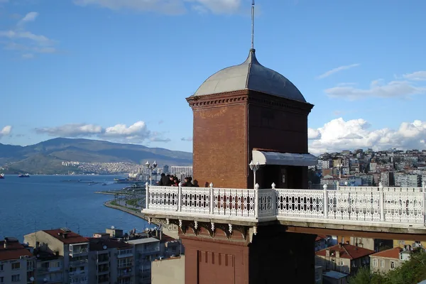 Karataş'ta Tarihi Asansör binası ve körfez manzarası
