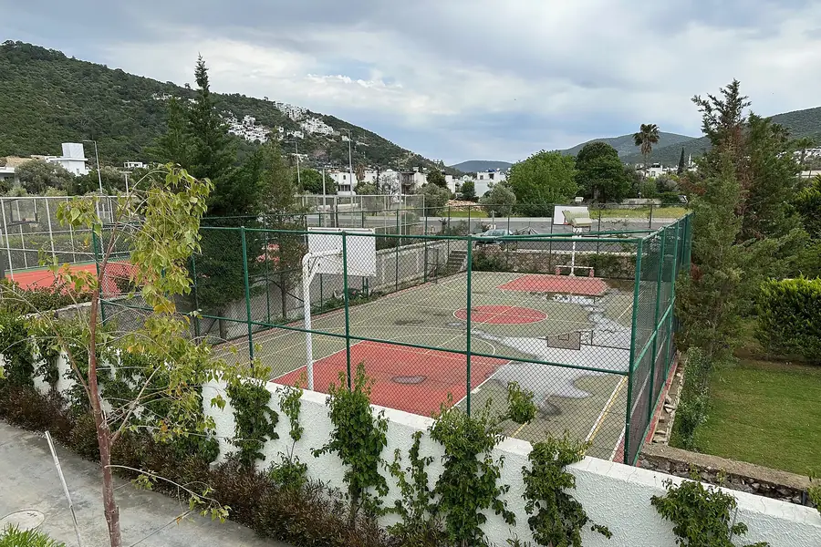 Torba'da bir tatil köyünün spor sahası