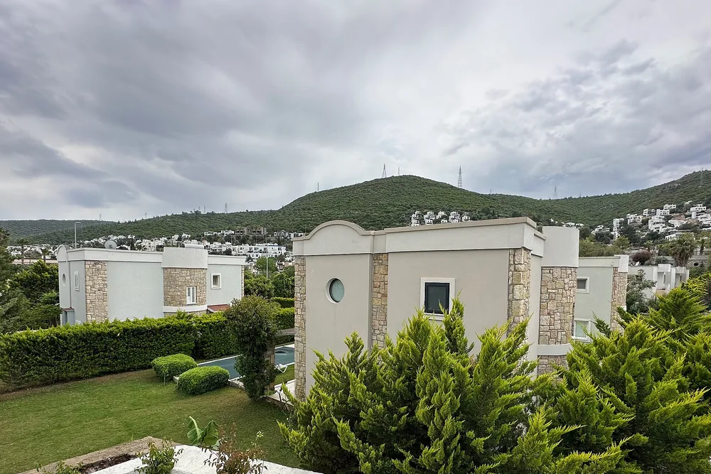 Torba'da bahçeli bir villa örneği