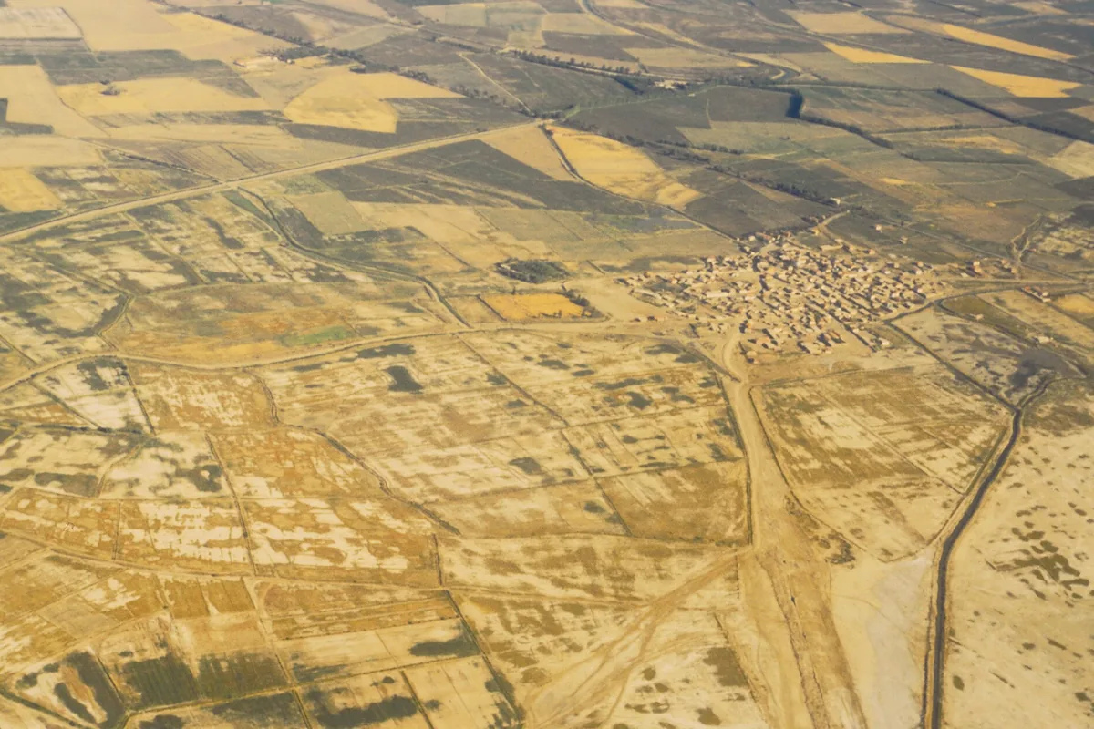 Turgutlu çevresinde Gediz Ovası'nın tarım arazileri ve İrlamaz Çayı'nın havadan görünümü, 1974