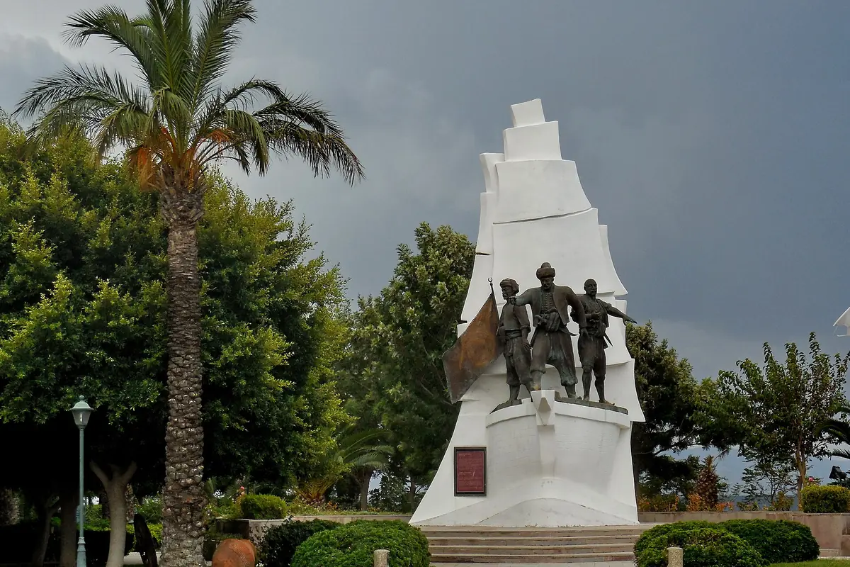 Turgutreis merkezinde anıt heykeli ve palmiyeli meydan