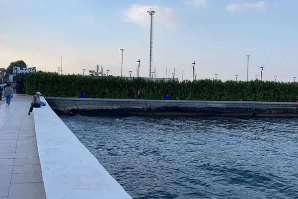 Üçkuyular vapur iskelesi ve yanaşmış vapur