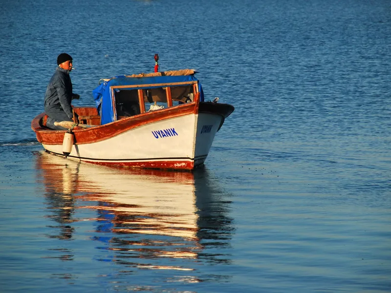 Urla İskele açıklarında balıkçı teknesi