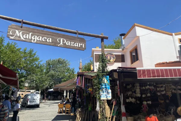 Urla Malgaca Pazarı girişindeki ahşap tabela ve tezgahlar