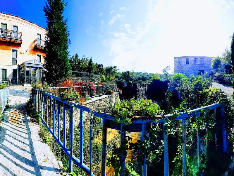 Urla'da begonvilli ve mavi korkuluklu taş sokak