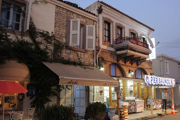 Urla merkezde tarihi binalar ve dükkanların olduğu sokak