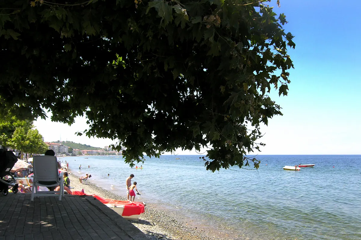 Çınarcık sahilinde çakıl plaj, sahil yürüyüş yolu ve Marmara Denizi
