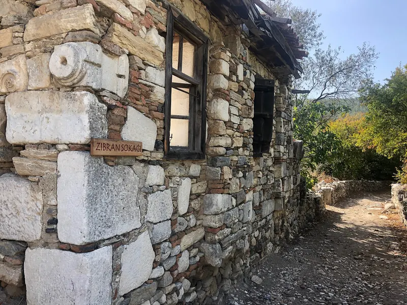 Eskihisar mahallesinde antik kentin içinde bir taş ev