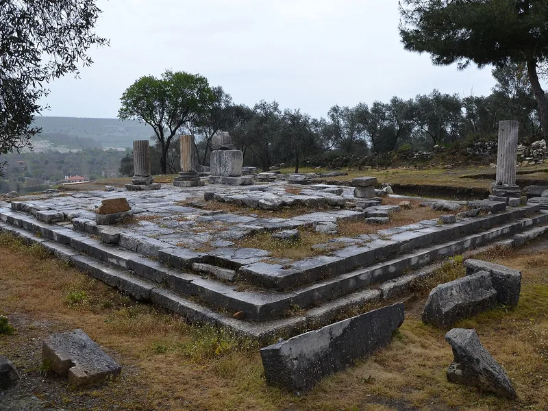 Stratonikeia'da İon düzeninde peripteros planlı tapınak