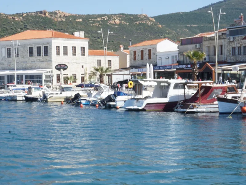 Yeni Foça sahilinde tekneler ve kıyı yerleşimi