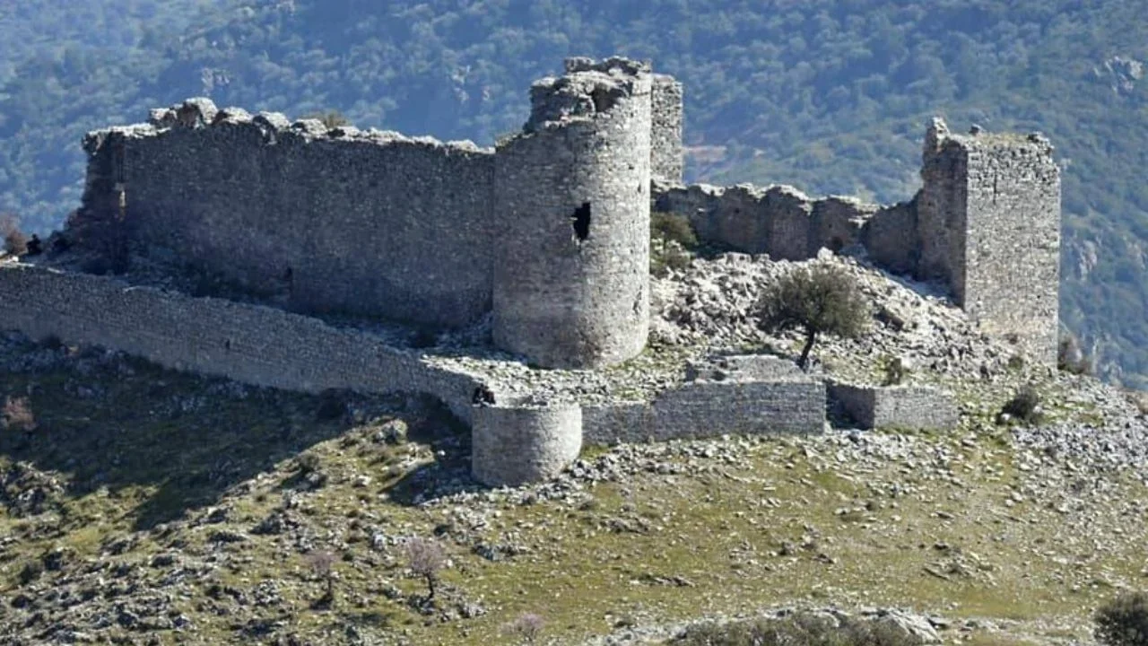 Keçi Kalesi Genel Görünümü ve Alaman Dağı Panoraması