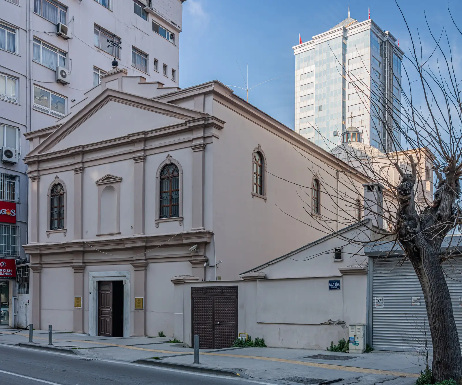 Pasaport Semtindeki İtalyan Mimarili Santa Maria Kilisesi