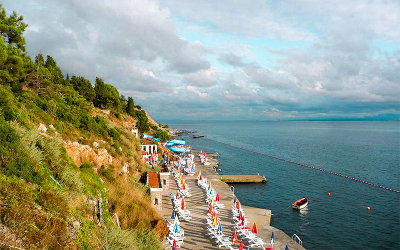 Sedef Adası Plajı izole deniz